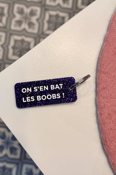 Porte-clés pailleté 'On s'en bat les boobs' Violet | PLUS DE LOVE