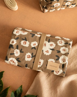 Tapis à langer 'Hyde Park' imperméable Camellia | NOBODINOZ