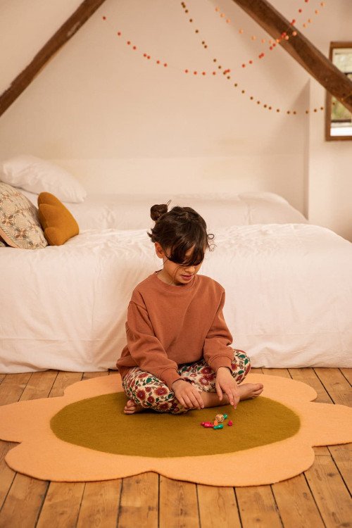 Tapis fleur en laine feutrée 'Daisy' Blush-Pistache | MUSKHANE