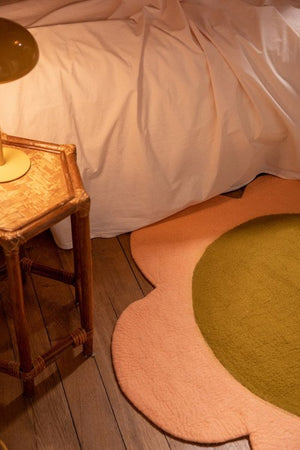 Tapis fleur en laine feutrée 'Daisy' Blush-Pistache | MUSKHANE