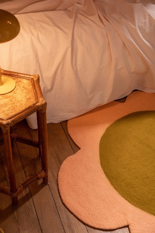 Tapis fleur en laine feutrée 'Daisy' Blush-Pistache | MUSKHANE