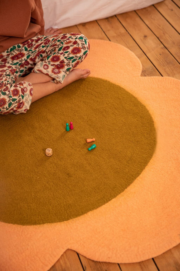 Tapis fleur en laine feutrée 'Daisy' Blush-Pistache | MUSKHANE