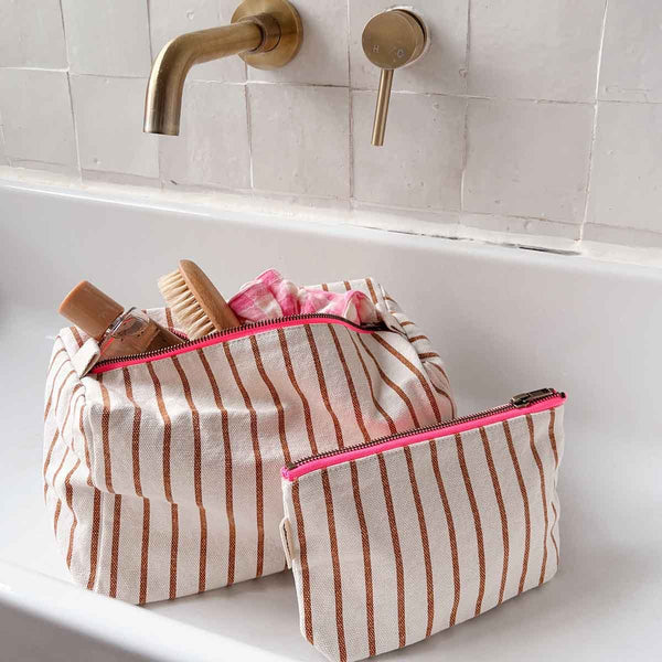 Trousse de toilette ‘Vic’ Rayures Tennis Pecan / Greige | ROSE IN APRIL