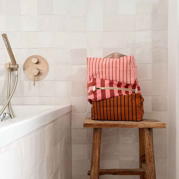 Trousse de toilette ‘Vic’ Rayures Tennis Pecan / Strawberry | ROSE IN APRIL