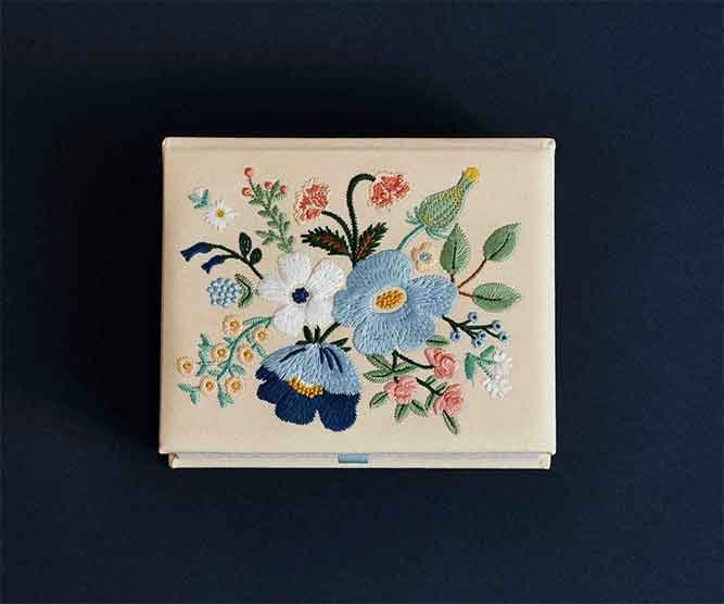 Boîte à souvenirs brodée 'Garden Party' Bleu