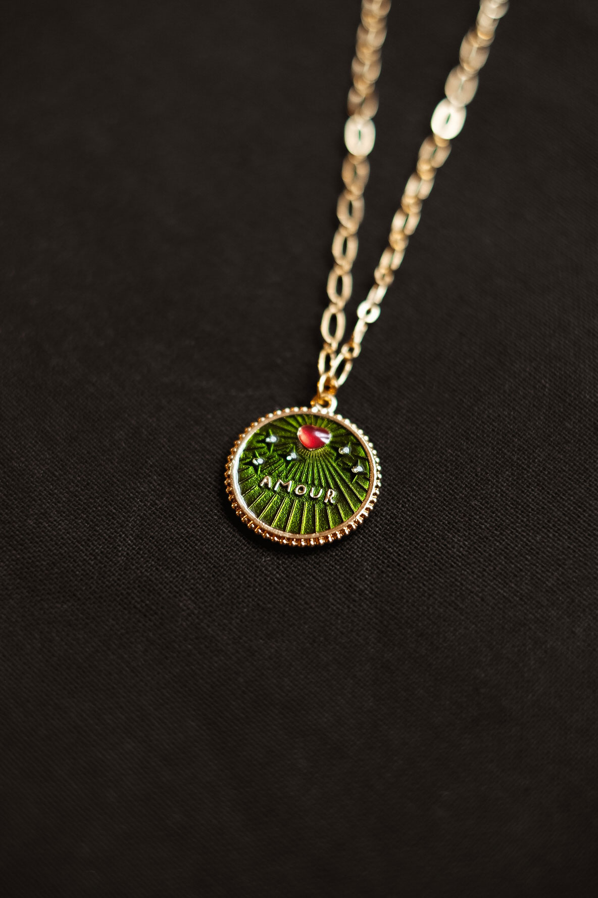 Collier médaille 'Amour' Jungle | 26 JUIN