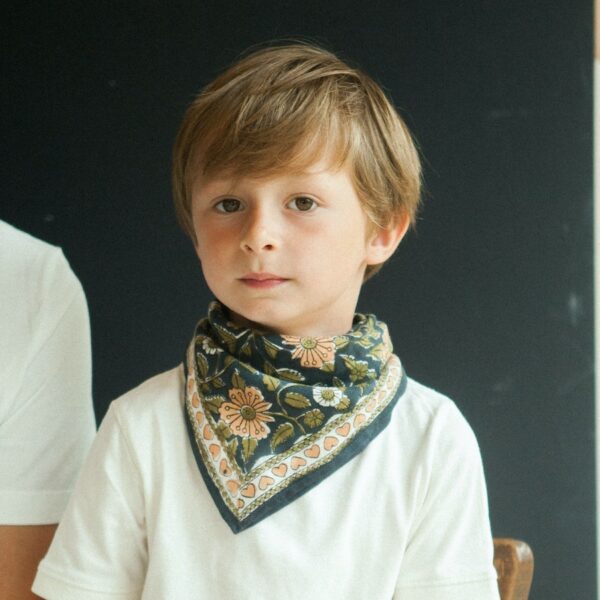 Petit foulard Manika 'Coeur' Reglisse | APACHES COLLECTIONS – Image 2