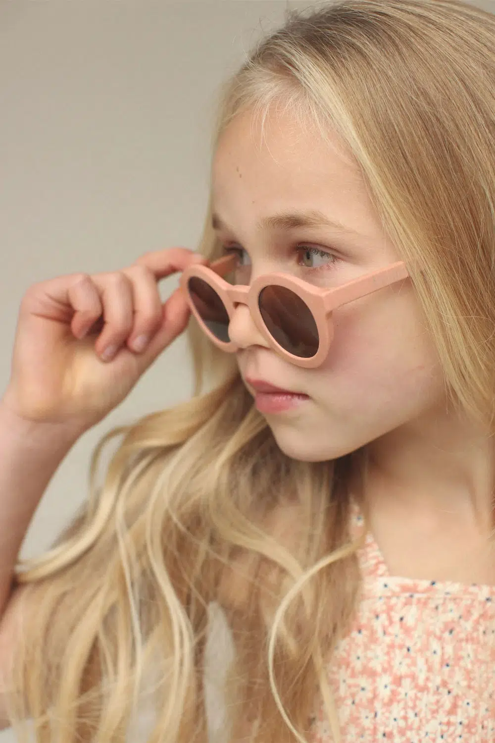 Lunettes de soleil enfant 4 8 ans Abricot CREAM Mouflette Boutiques deco lifestyle en ligne et a Lille