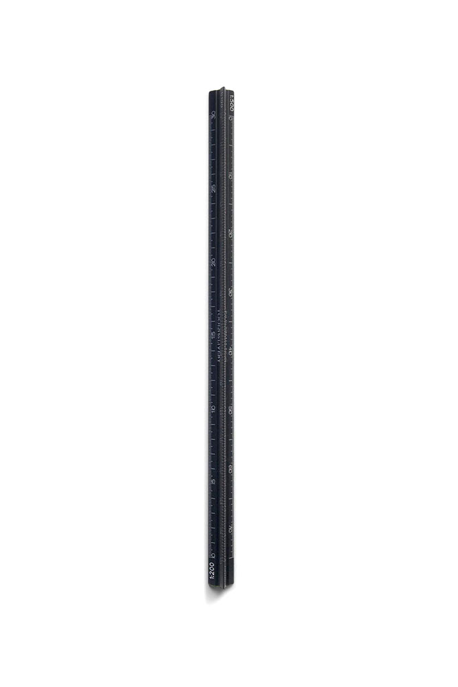 Règle en métal noir