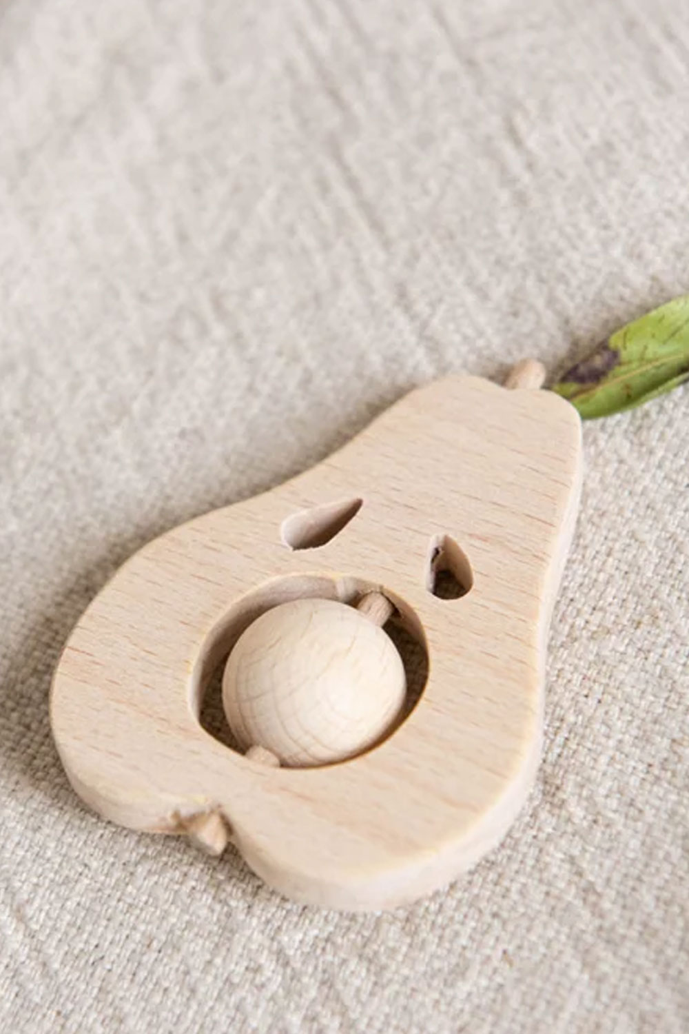 Hochet en bois 'Tutti Frutti' Pear | KMR CHILDHOOD