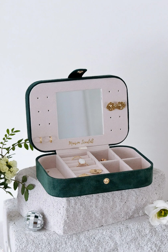 Boîte à bijoux de voyage 'Brigitte' en velours Vert | MAISON SCARLETT