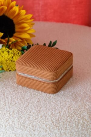 Boîte à bijoux de voyage 'Corinne' en velours côtelé Camel | MAISON SCARLETT