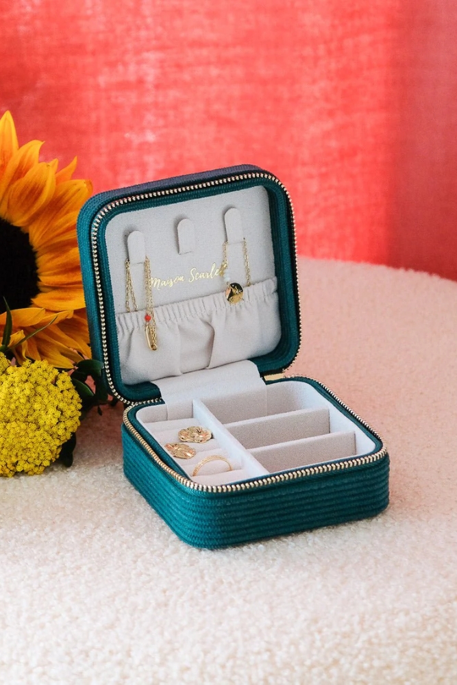 Boîte à bijoux de voyage 'Corinne' en velours côtelé Vert | MAISON SCARLETT