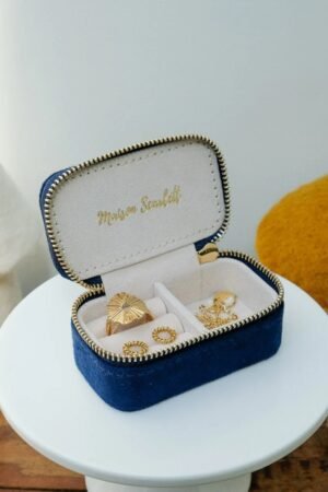 Mini boîte à bijoux de voyage 'Marie' en velours Bleu marine | MAISON SCARLETT
