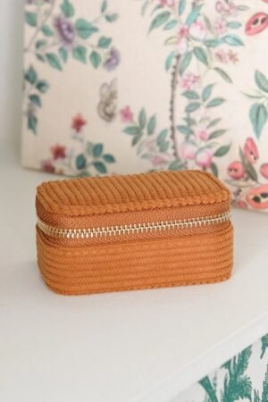 Mini boîte à bijoux de voyage 'Marie' en velours côtelé Camel | MAISON SCARLETT