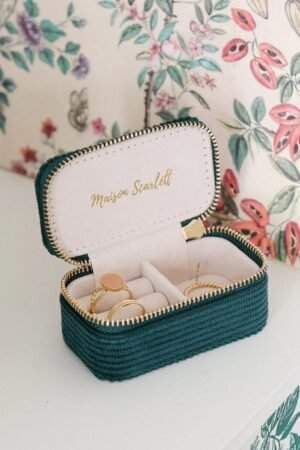 Mini boîte à bijoux de voyage 'Marie' en velours côtelé Vert | MAISON SCARLETT