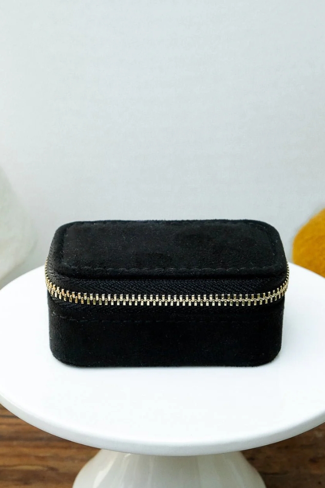 Mini boîte à bijoux de voyage 'Marie' en velours Noir | MAISON SCARLETT