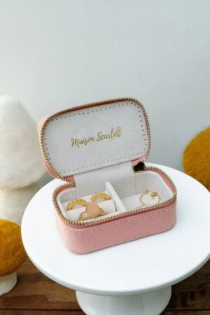 Mini boîte à bijoux de voyage 'Marie' en velours Rose | MAISON SCARLETT
