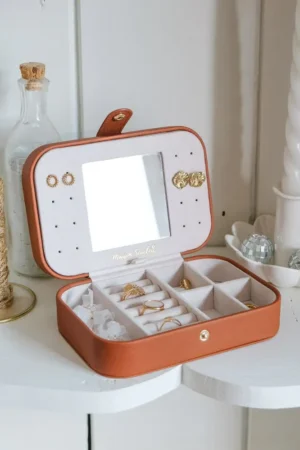 Boîte à bijoux de voyage 'Brigitte' en cuir PU Camel | MAISON SCARLETT