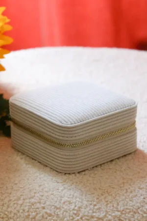 Boîte à bijoux de voyage 'Corinne' en velours côtelé beige | MAISON SCARLETT