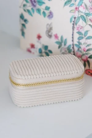 Mini boîte à bijoux de voyage 'Marie' en velours côtelé Beige | MAISON SCARLETT