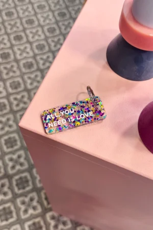 Porte-clés pailleté 'All you need is love' Violet-Or-Vert | PLUS DE LOVE