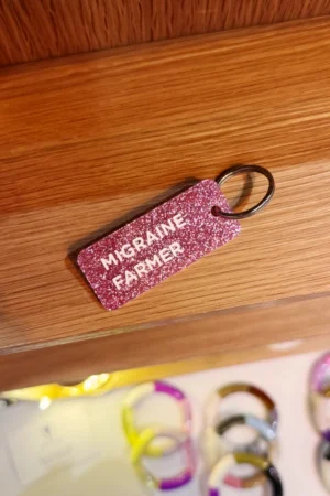 Porte-clés pailleté 'Migraine Farmer' Fuchsia | PLUS DE LOVE