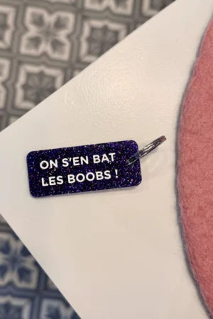 Porte-clés pailleté 'On s'en bat les boobs' Violet | PLUS DE LOVE